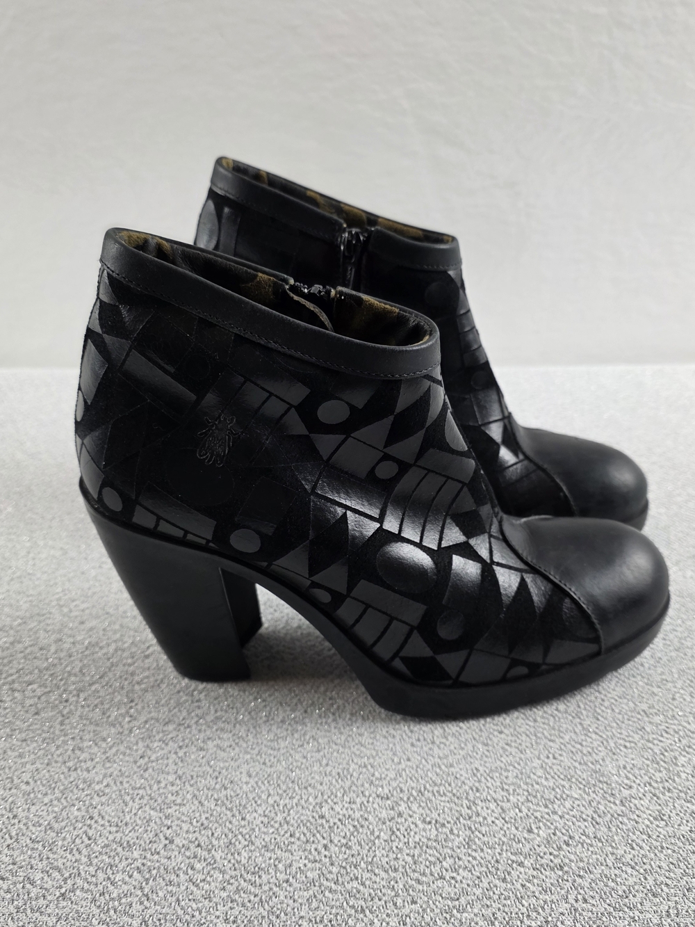 Fly London Stiefeletten Geometric Embossed Heeled Lug Sole Booties Blk W39/8.5